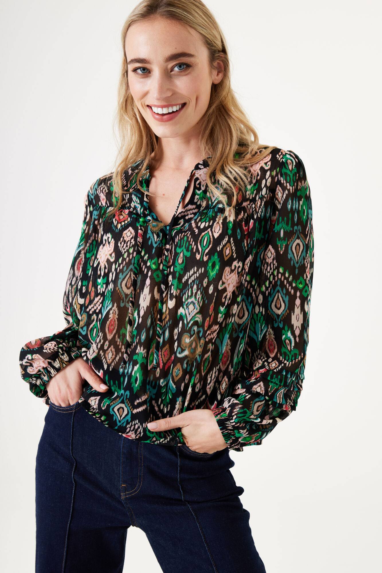 BLOUSE IMPRIMÉE SUR L'ENSEMBLE EN VOILE